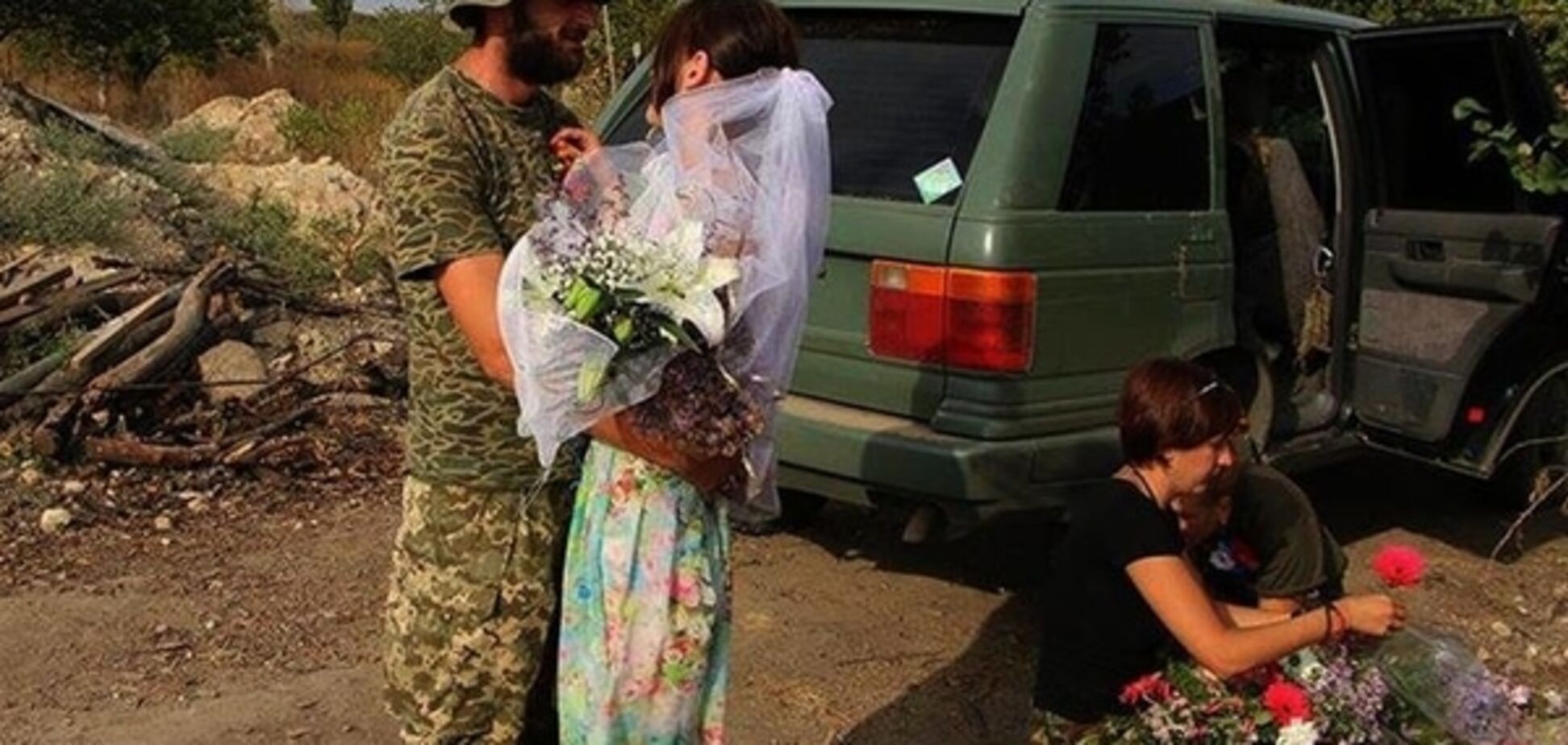 Броня с шариками и фата с камуфляжем: на передовой обвенчали влюбленных. Видеофакт