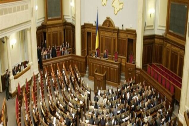 Помощница нардепа пригрозила журналисту повесткой в АТО за фото ее дорогой сумки