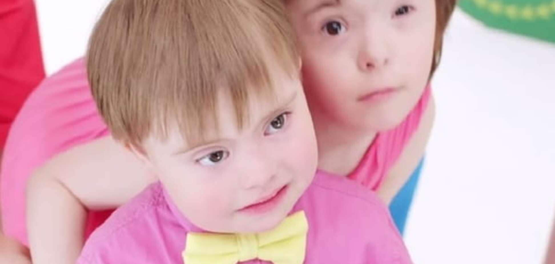 Лицемеры: российские телеканалы отказались показывать клип с особенным сыном Бледанс: видео песни