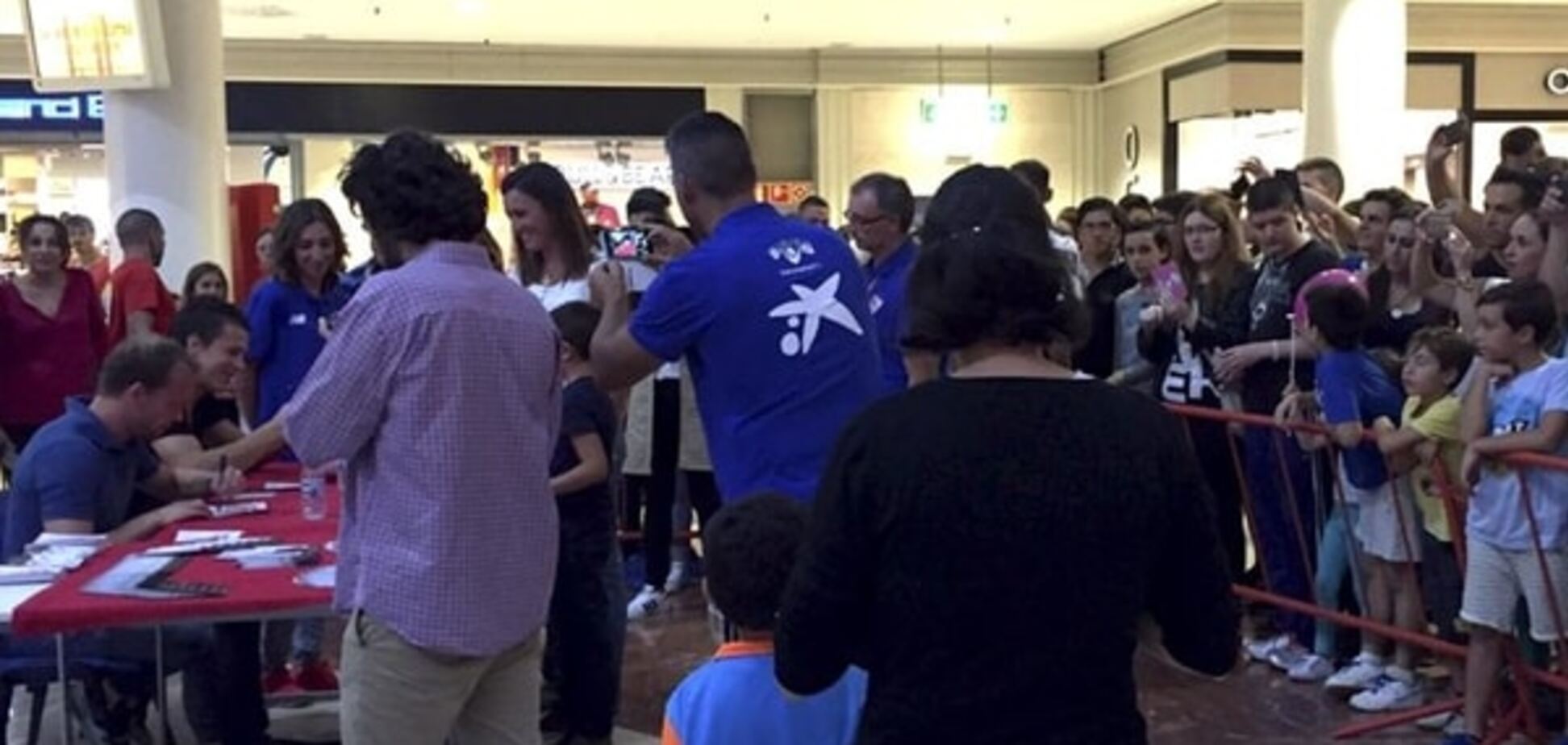 В Испании толпа болельщиков выстроилась в очередь за Коноплянкой