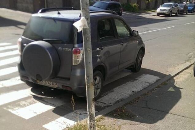 В Киеве автохамы поиздевались над пешеходами: фото нарушителей