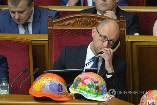 Маленькие украинцы напомнили Раде о себе расписными касками: фоторепортаж