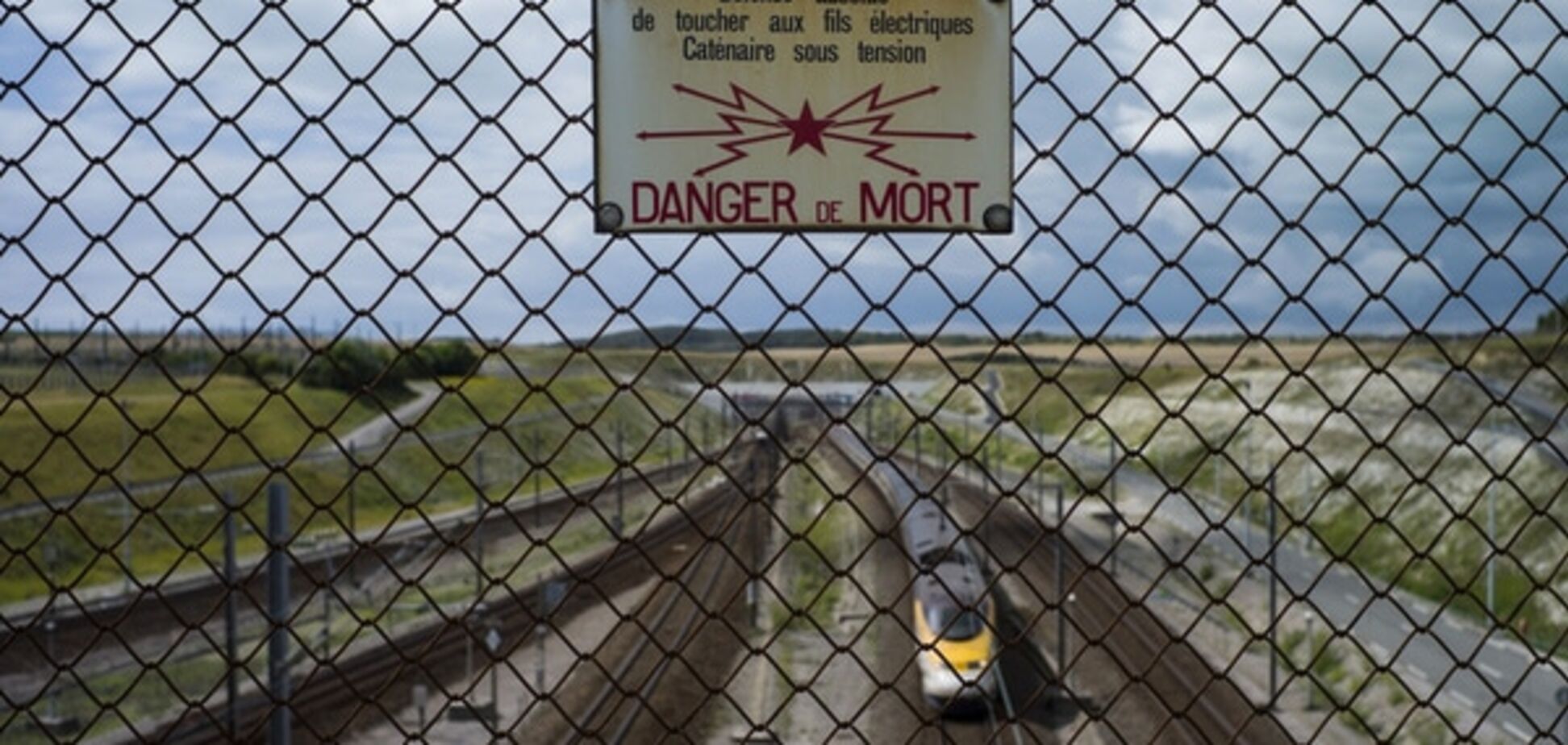 Смерть мигранта остановила движение поездов под Ла Маншем