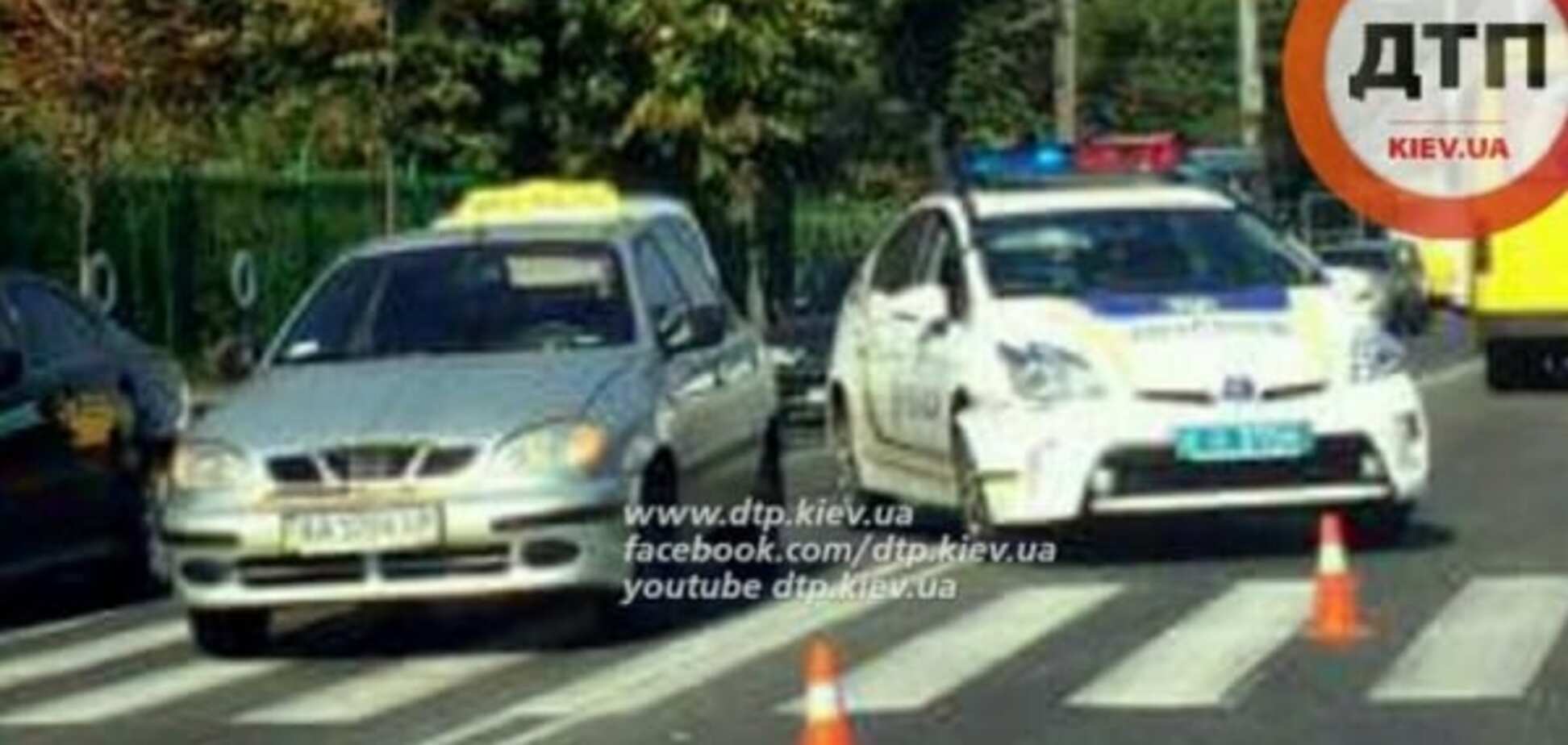 В Киеве очередное ДТП с полицией: Prius врезался в такси. Фото аварии