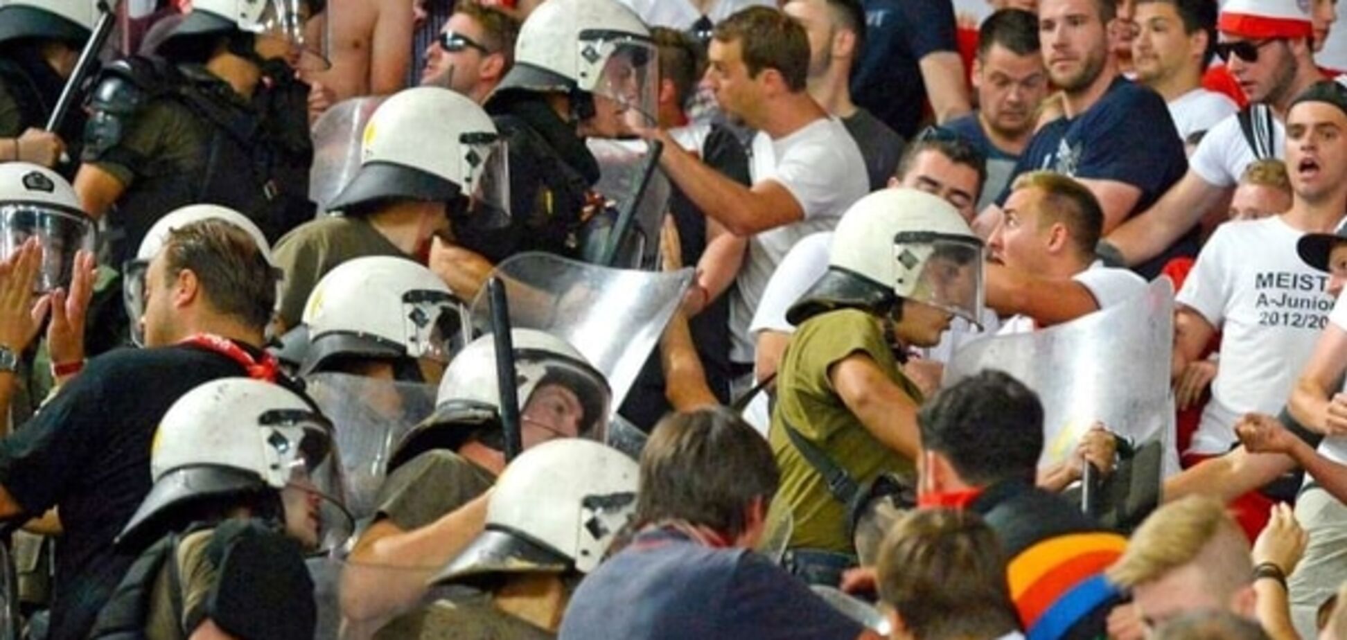 В Греции жестоко избили фанатов 'Баварии': видео инцидента