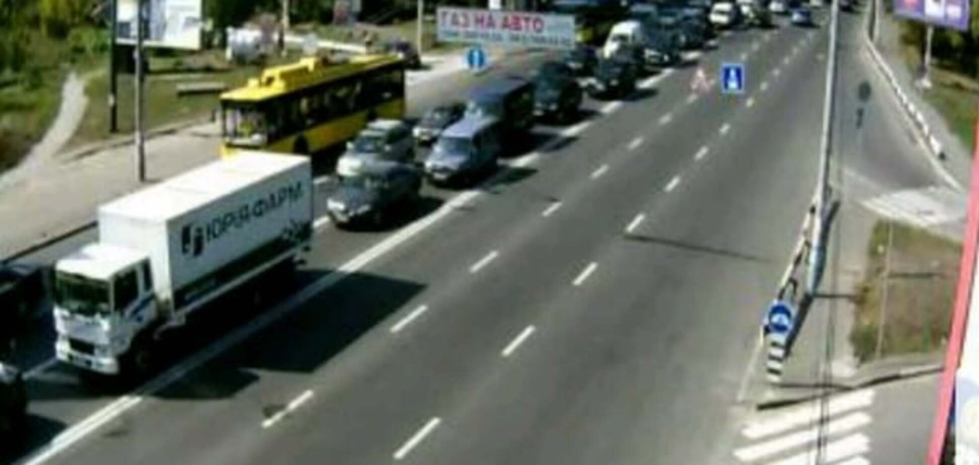 У Києві сталася масштабна аварія на Червонозоряному. Проспект стоїть: опубліковано відео