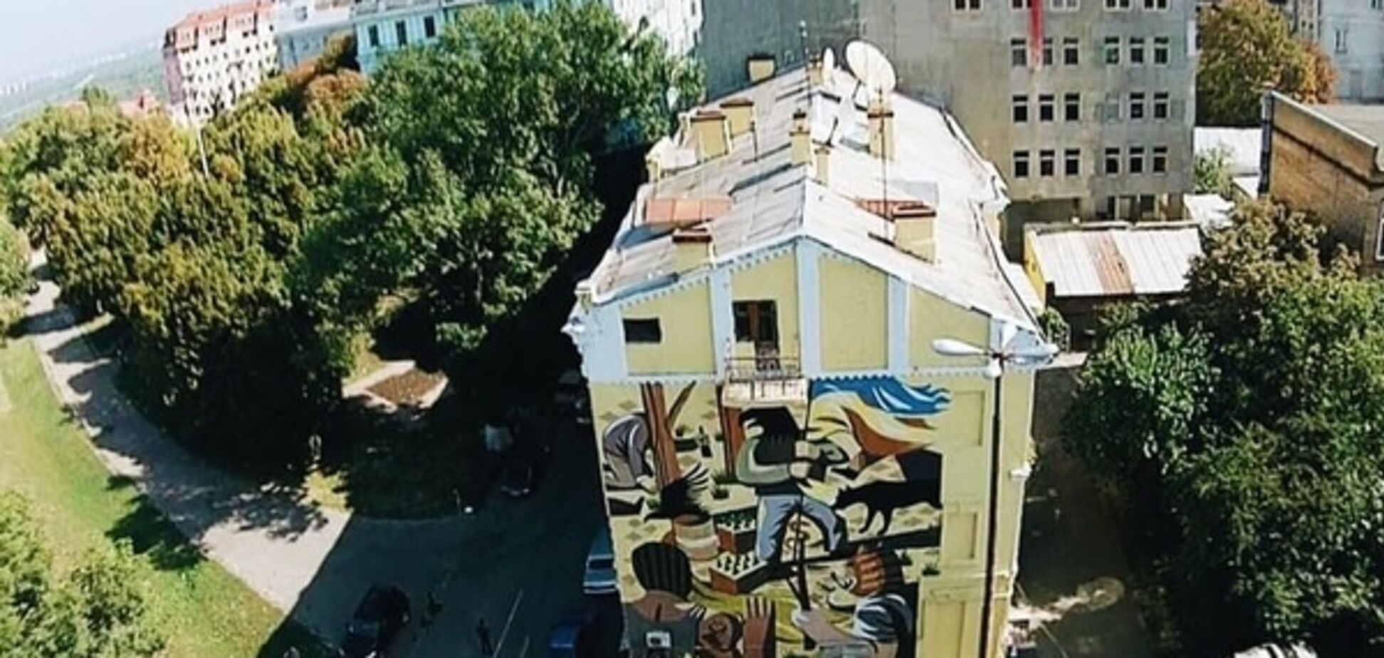 В соцсети появилось фото скандального мурала в центре Киева