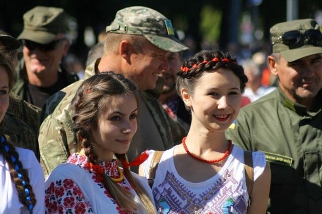 У Маріуполі бійці АТО взяли участь у параді вишиванок: опубліковані фото