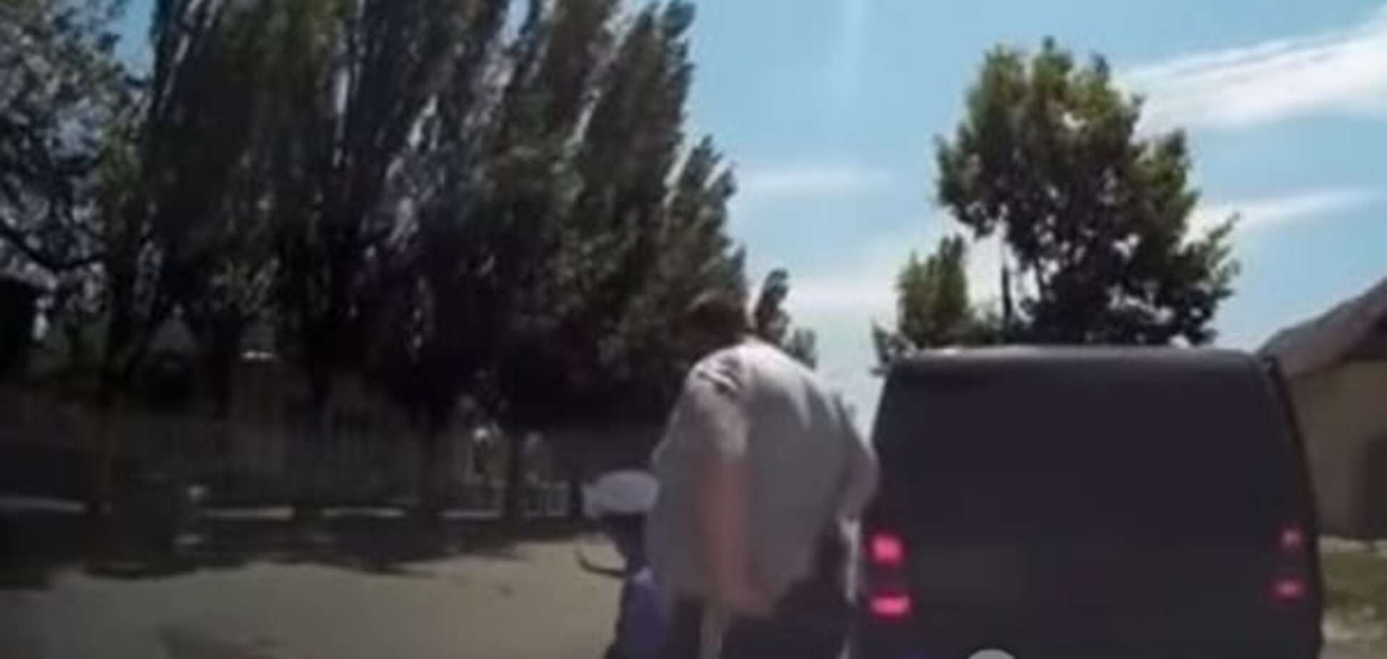Опубликовано видео, как вооруженный Мосийчук ставил на колени гаишников