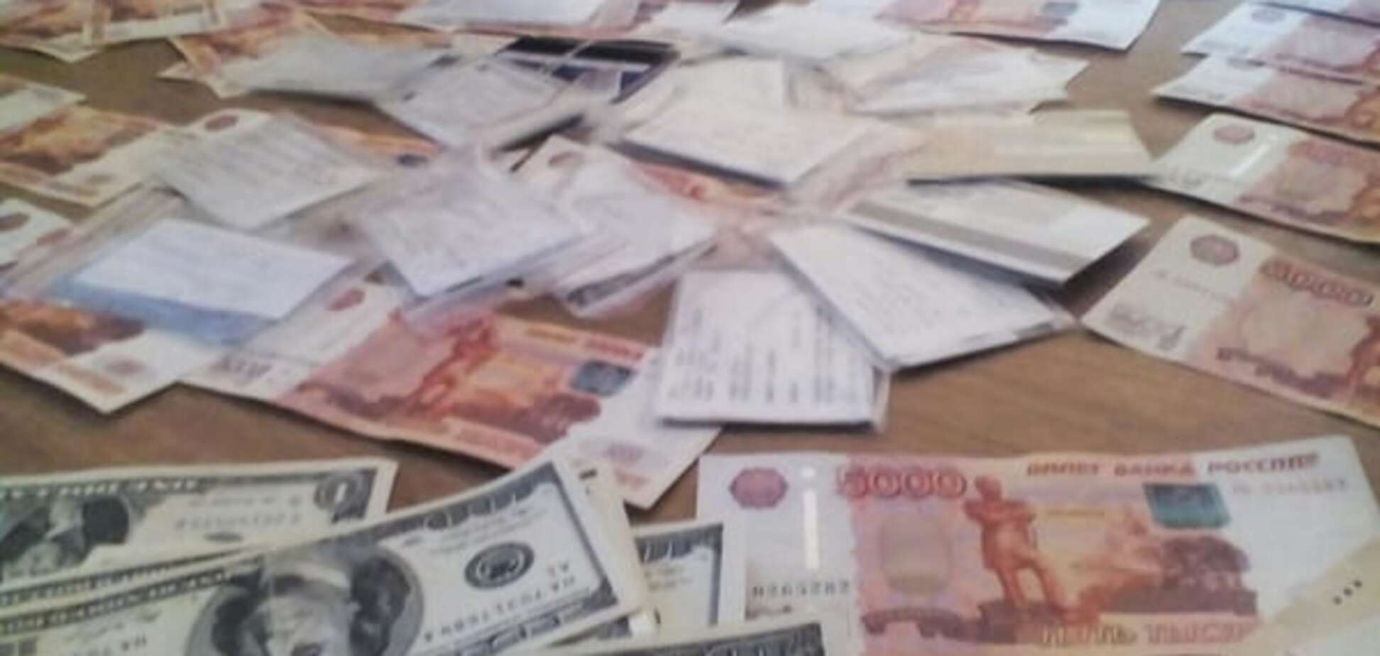 Мариуполец вез в зону АТО миллион рублей и 300 копий паспортов: фотофакт