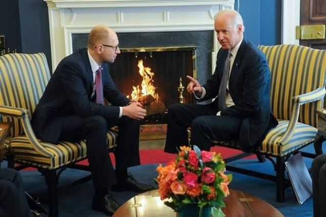 ЗМІ: Байден показав 'жовту картку' Порошенко і Яценюку