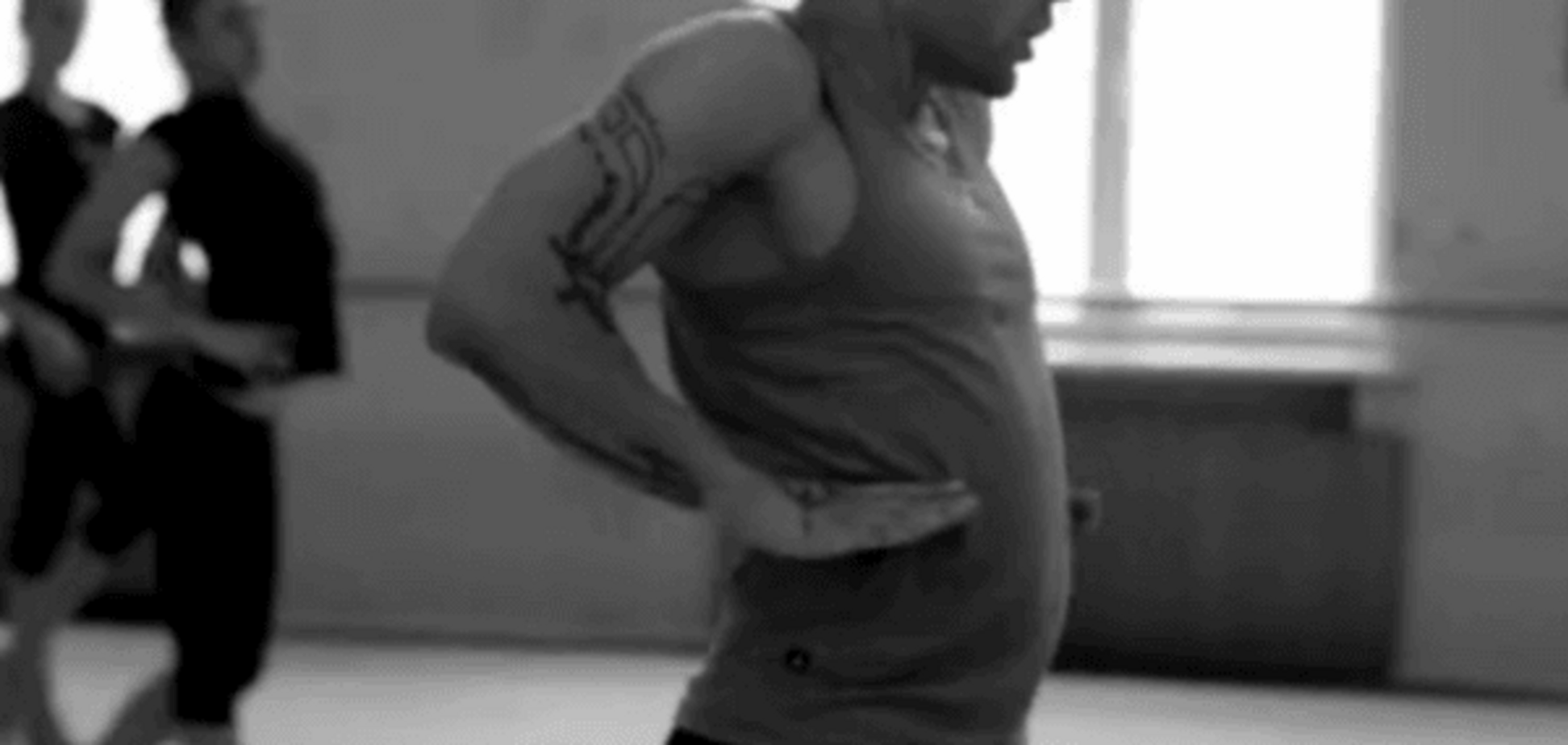 'Танцующий на каблуках' Жежель из группы Kazaky устроил мастер-класс украинским гимнасткам: видеофакт