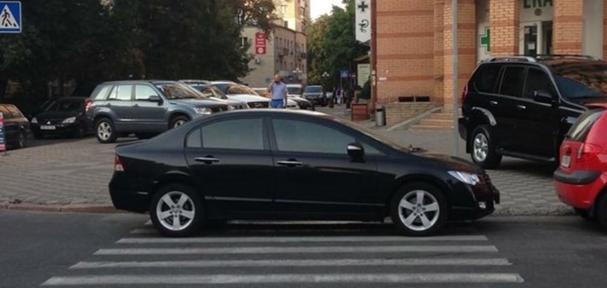 У Києві 'герой парковки' нахабно 'вкрав' пішохідний перехід: фотофакт