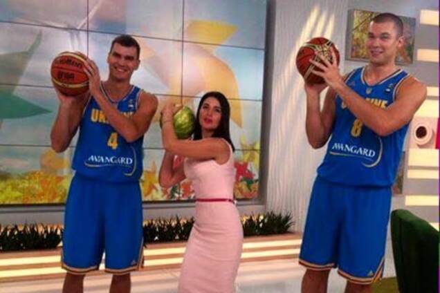 Капитан украинской сборной по баскетболу получил от ведущей '1+1' арбуз