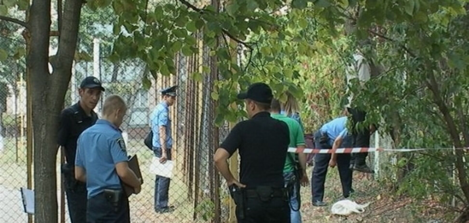 У Києві знайшли повішеного чоловіка у парку