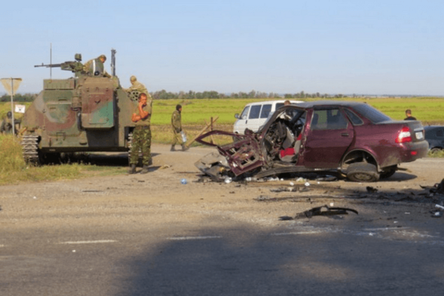 Под Мариуполем военный тягач столкнулся с авто, есть жертвы: фотофакт