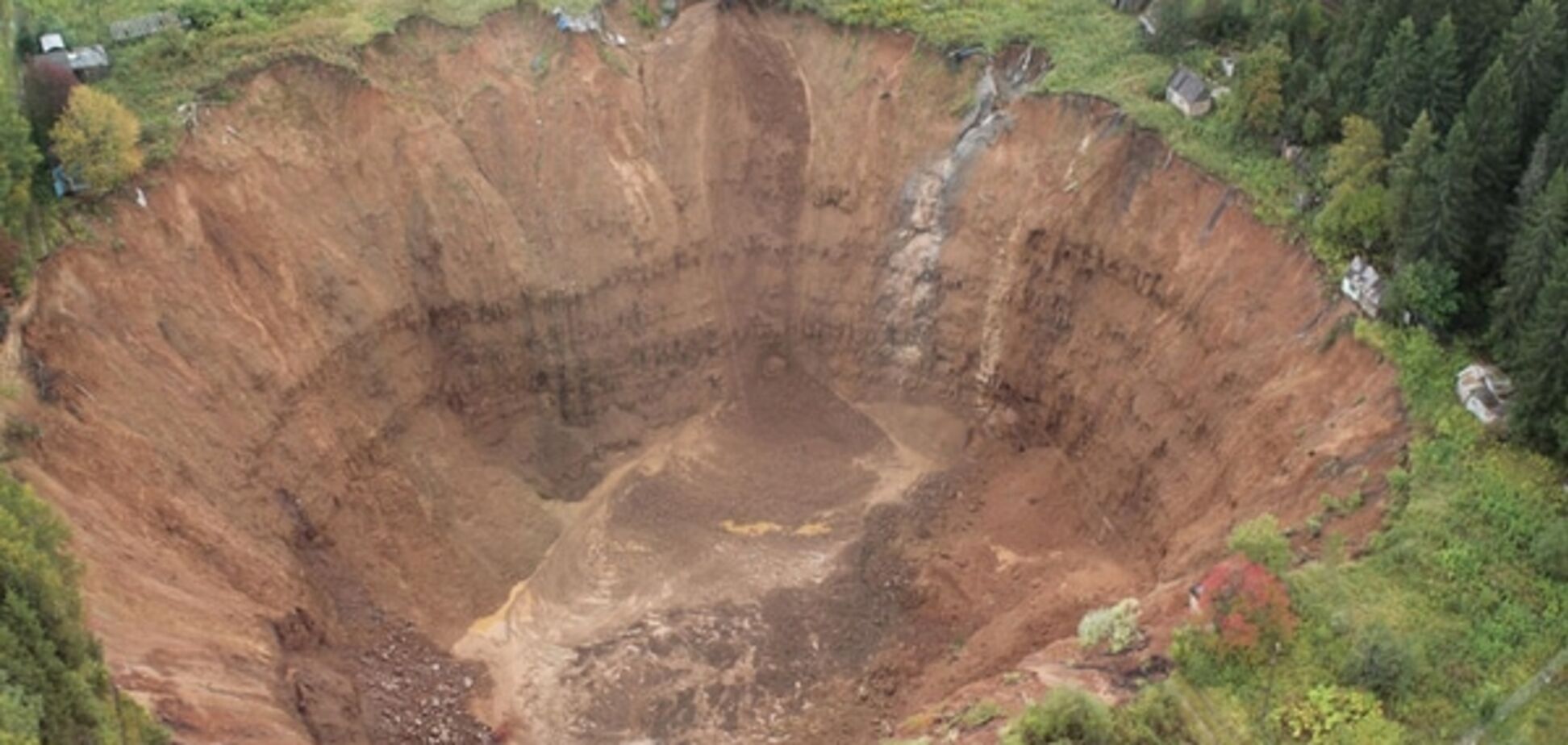 Уходят под землю. В России увеличилась вдвое огромная воронка: фоторепортаж