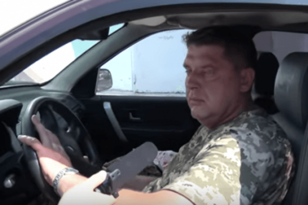 У Сумах п'яний офіцер тероборони врізався в зупинку: відеофакт