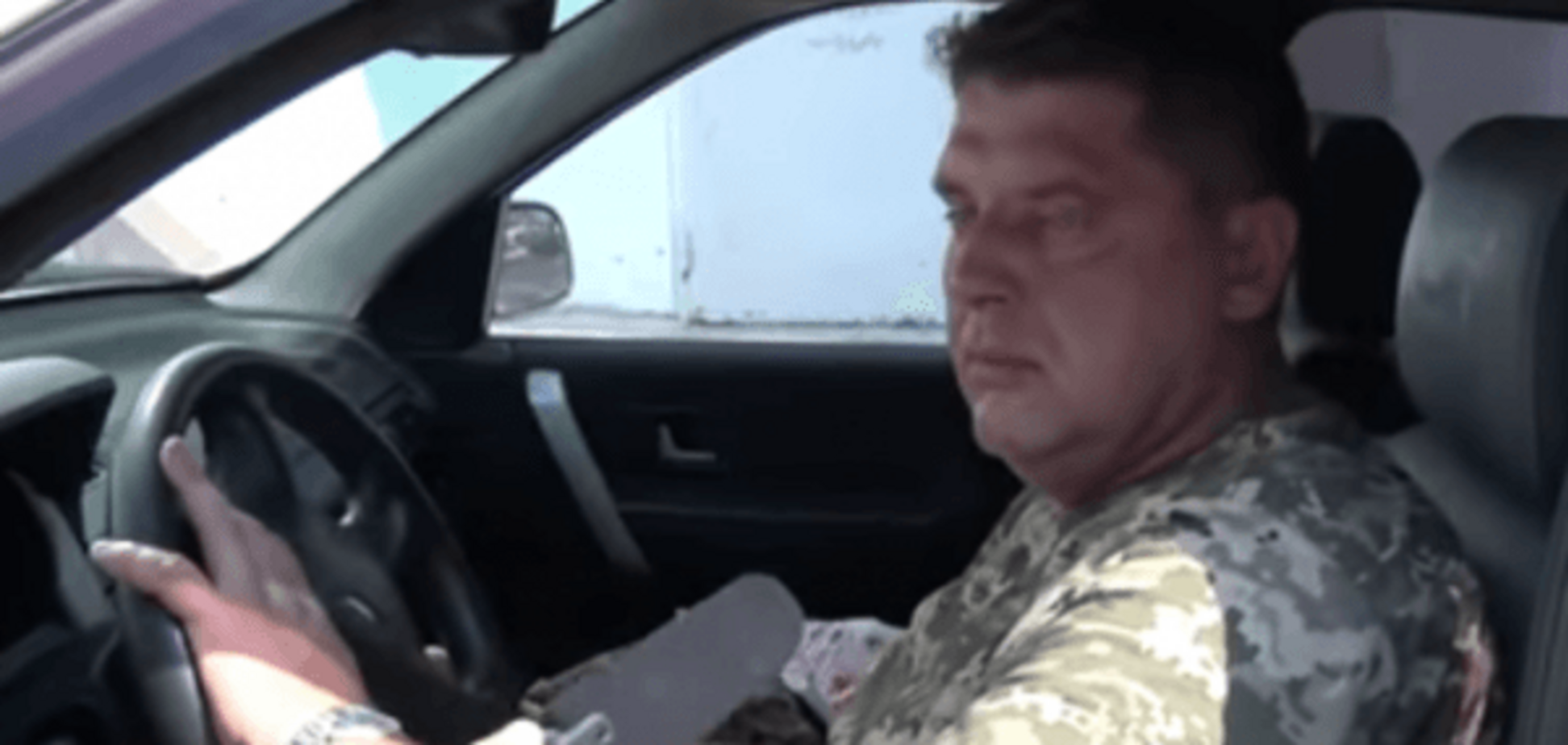 В Сумах пьяный офицер теробороны врезался в остановку: видеофакт