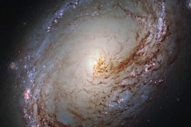 NASA показало галактический водоворот 'глазами' Hubble