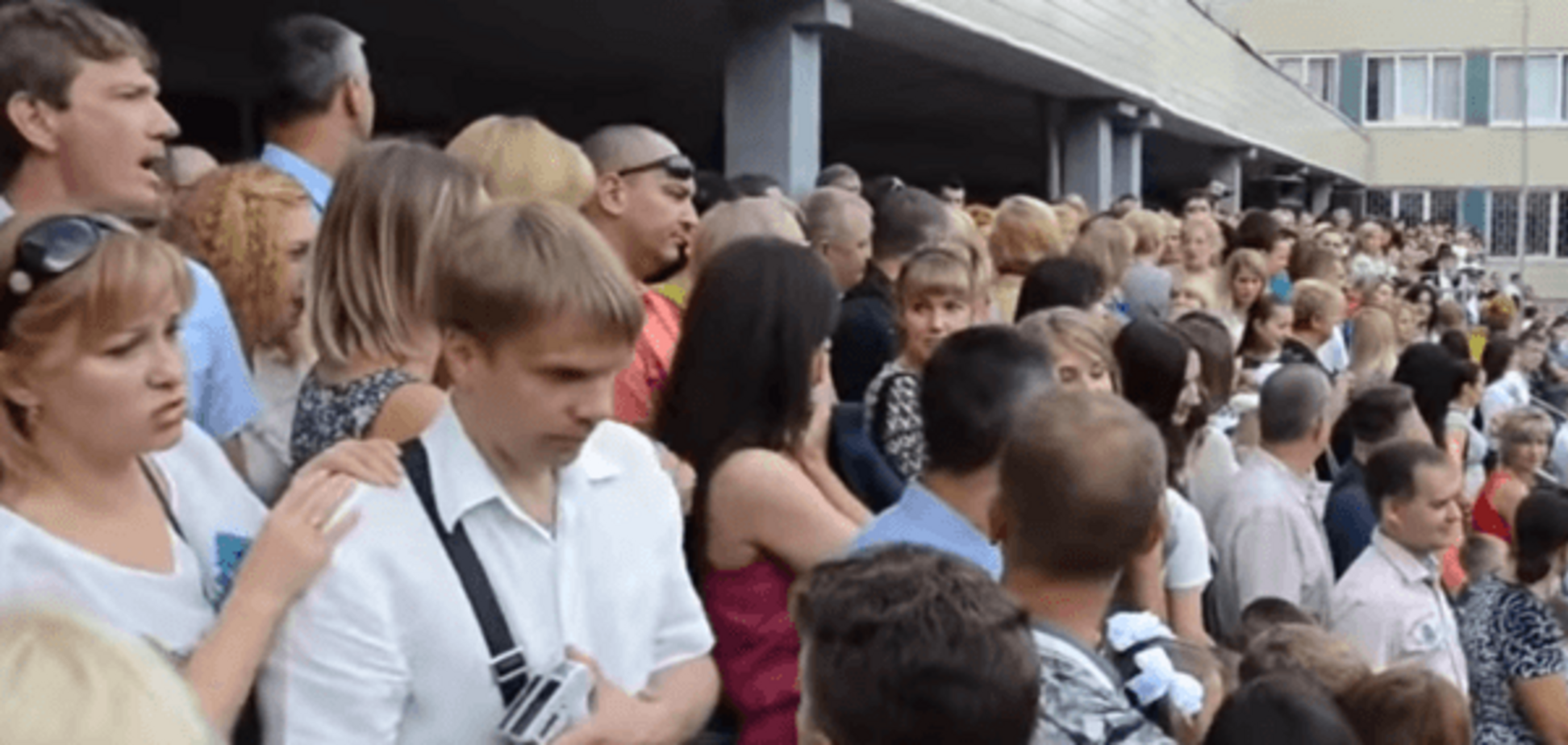 В Днепропетровске на школьной линейке освистали Вилкула: видеофакт