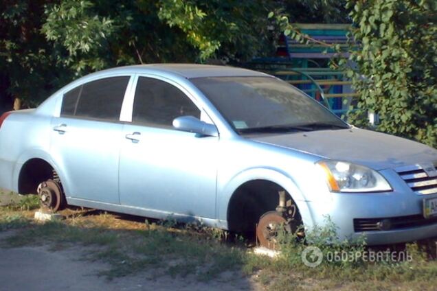 Киевские воры массово 'разувают' автомобили: фотофакт