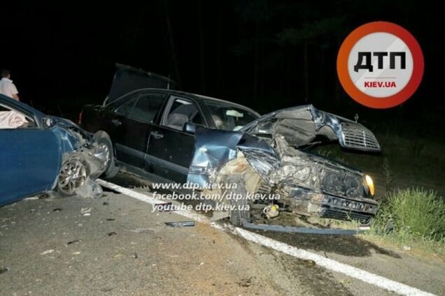 Под Киевом разбились три автомобиля на Варшавской трассе: фото ДТП