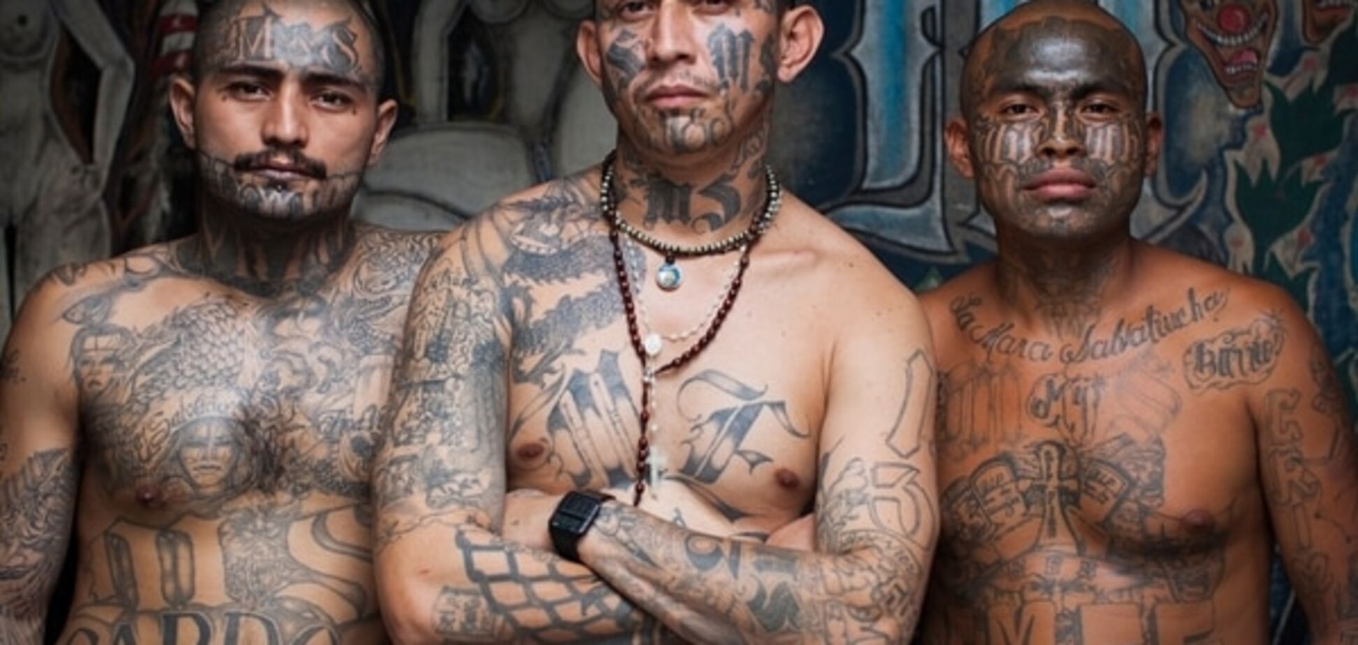 Британский фотограф показал самую страшную тюрьму мира: фото заключенных