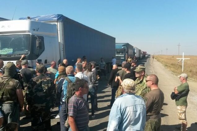 Блокада Крыма: на КПП 'застряли' 317 'озверевших' грузовиков. Опубликованы фото