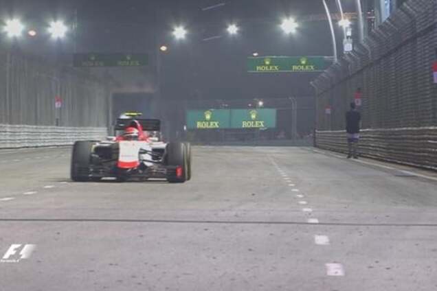Во время гонки Формулы-1 по трассе решил прогуляться болельщик: курьезное видео
