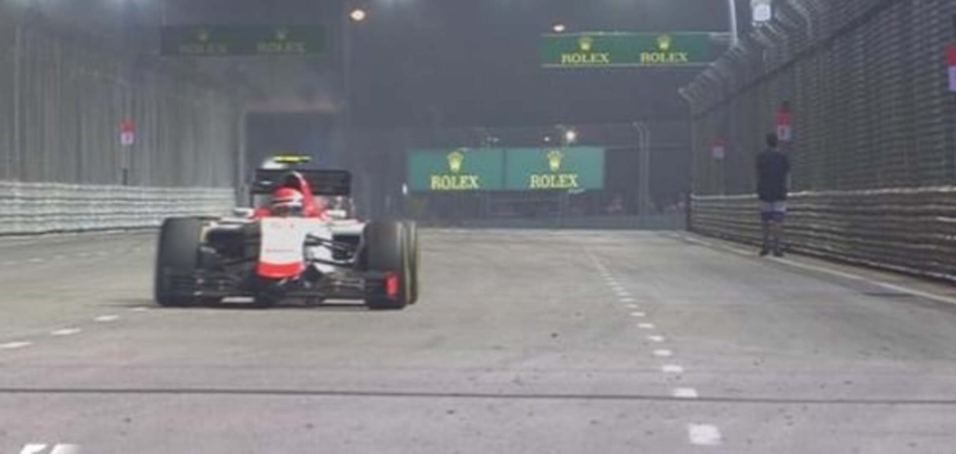 Во время гонки Формулы-1 по трассе решил прогуляться болельщик: курьезное видео