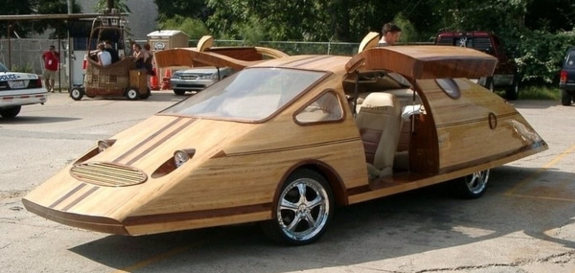 Американец сотворил чудо-автомобили из дерева: видео шедевров