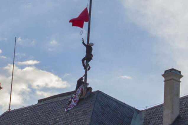 Президенту-другу Путина повесили на флагшток огромные красные 'труселя': фото и видеофакт