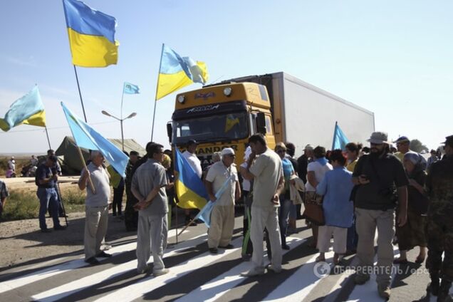 Торгова блокада Криму розпочалася: люди прибувають, з'явилося наметове містечко