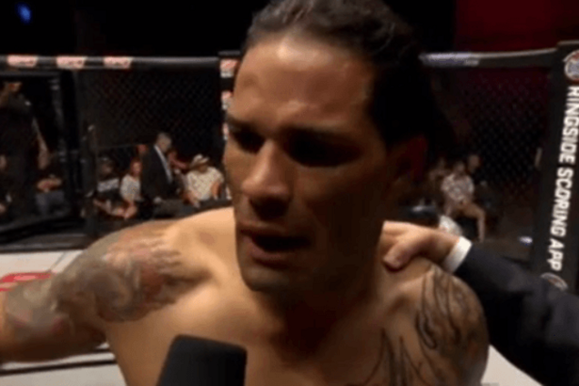 Проговорился: боксер после победы поблагодарил жену и любовницу