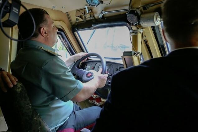 Полторак испытал новейшие бронемашины 'Дозор-Б': фотофакт