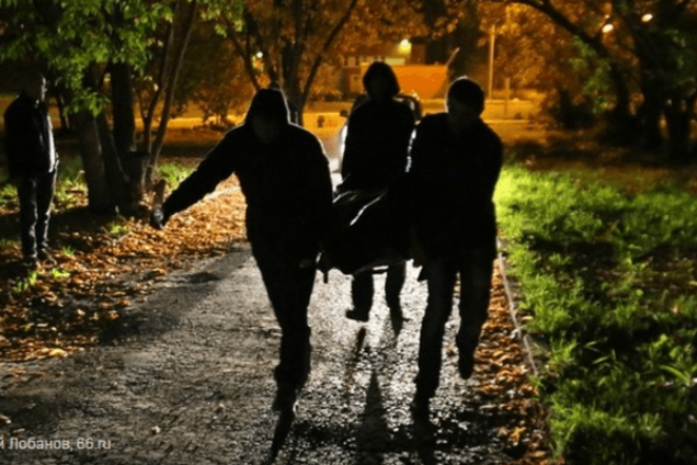 В России из-за 'разборок' РПЦ и похоронщиков устроили забеги с покойниками. Шокирующие фото и видео