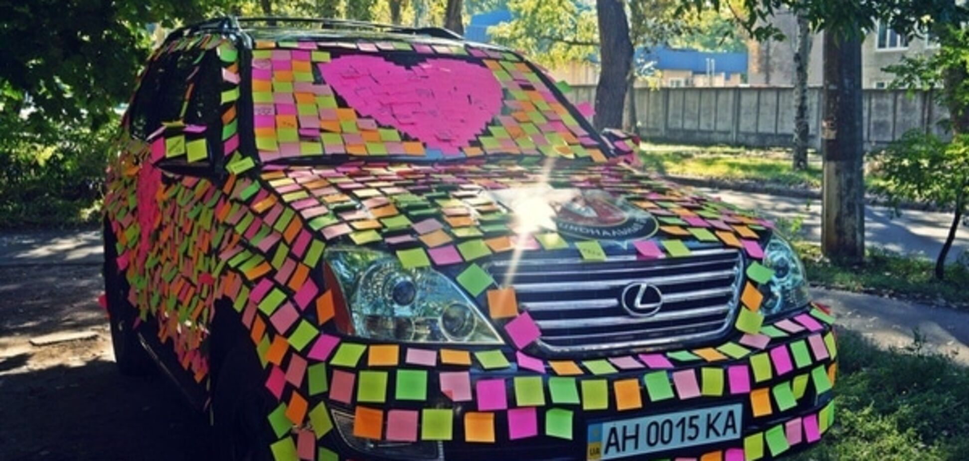 Бенкет під час чуми. Дружина терориста 'ДНР' влаштувала йому 'сюрприз': опубліковано фото