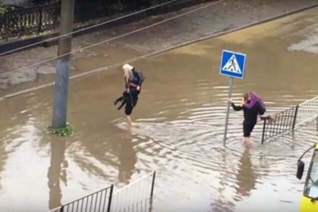 В затопленном Львове полицейские на руках носили женщин: видеофакт