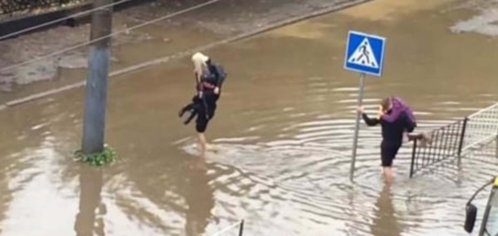 В затопленном Львове полицейские на руках носили женщин: видеофакт