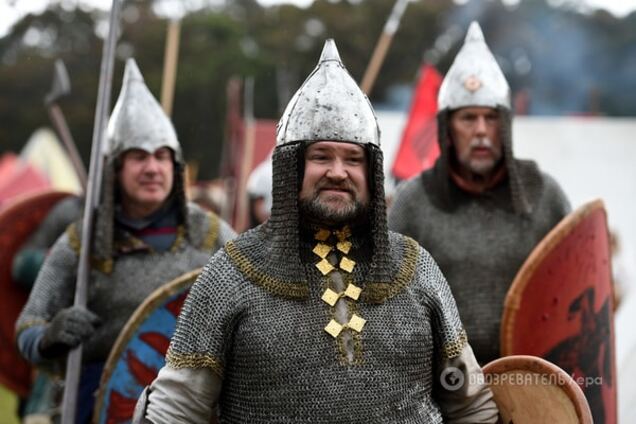 Битвы викингов и шоу хищных птиц. В Австралии 'зажигают' рыцари: опубликованы фото