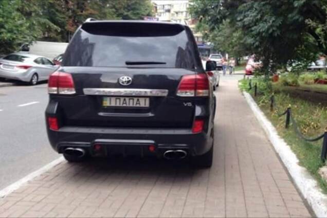 В Киеве 'Папа' на Toyota наплевал на пешеходов: фото 'героя'