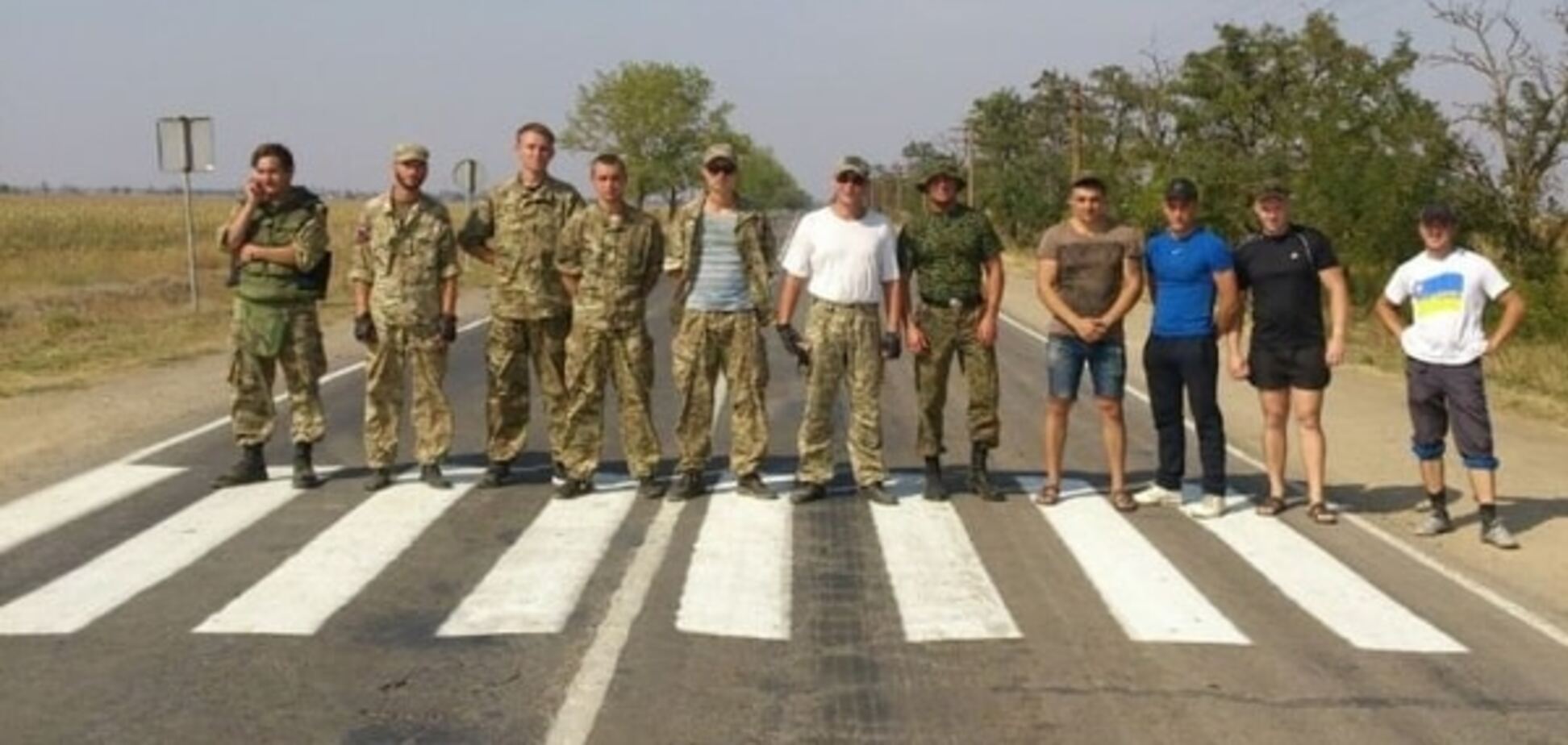 Блокада Криму: далекобійник пішов на таран активістів. Фоторепортаж