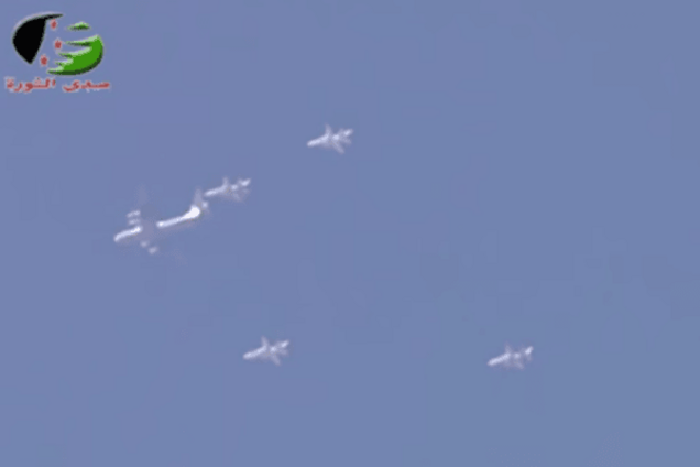 Боевики засняли в небе над Сирией 5 военных самолетов России: видеофакт