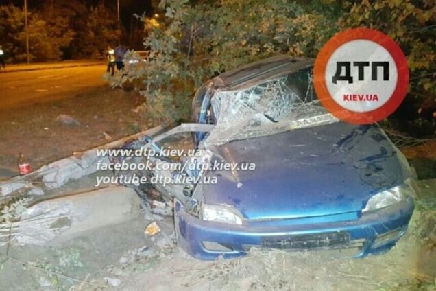 В Киеве Honda протаранила столб: фото и видео с места ДТП