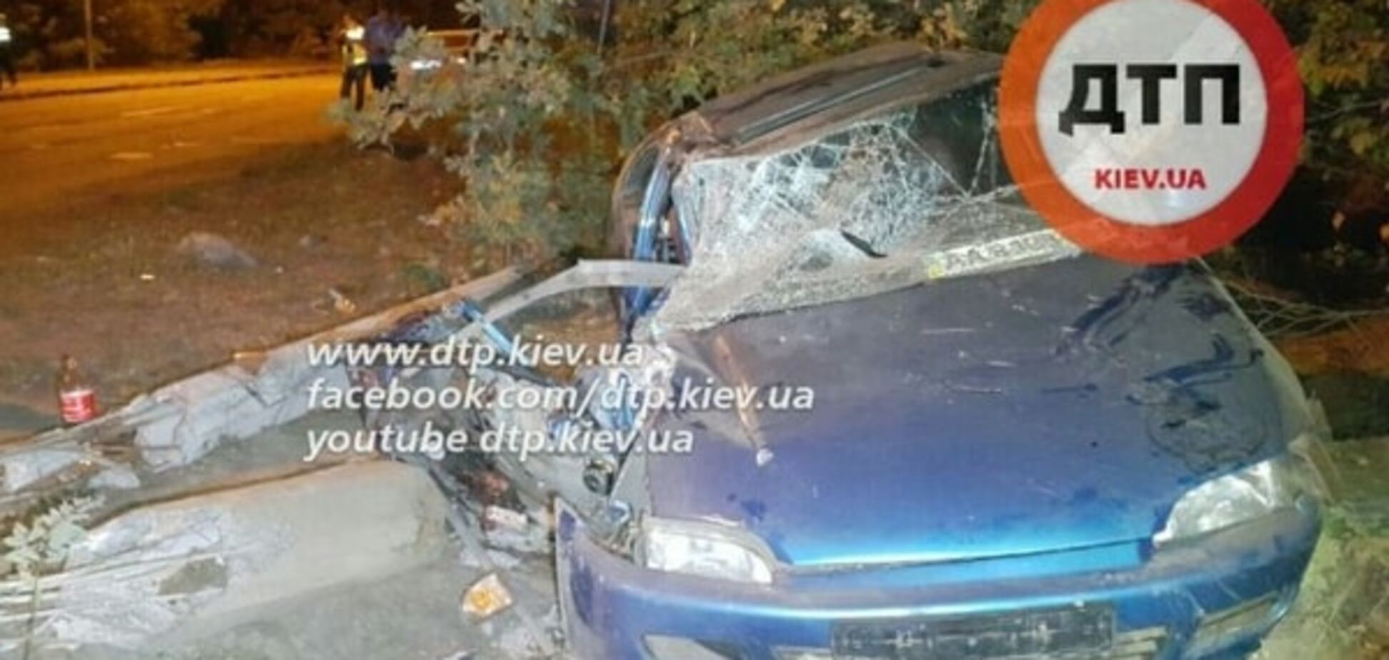 У Києві Honda протаранила стовп: фото і відео з місця ДТП