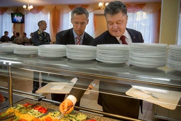 Порошенко угостил генсека НАТО обедом в солдатской столовой: опубликованы фото