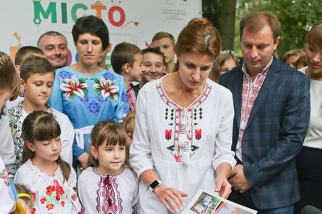 Марина Порошенко поразила стильным повседневным образом: вышиванка и умные часы