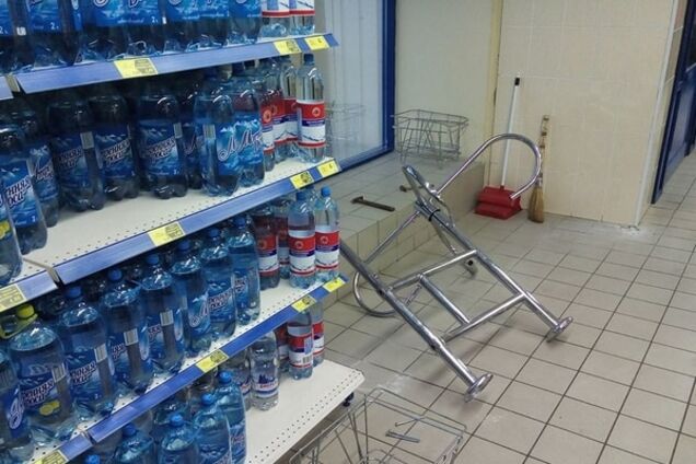 В киевском супермаркете на распродаже поломали турникет: фотофакт