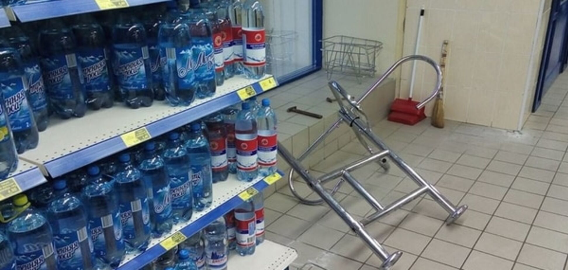 В киевском супермаркете на распродаже поломали турникет: фотофакт